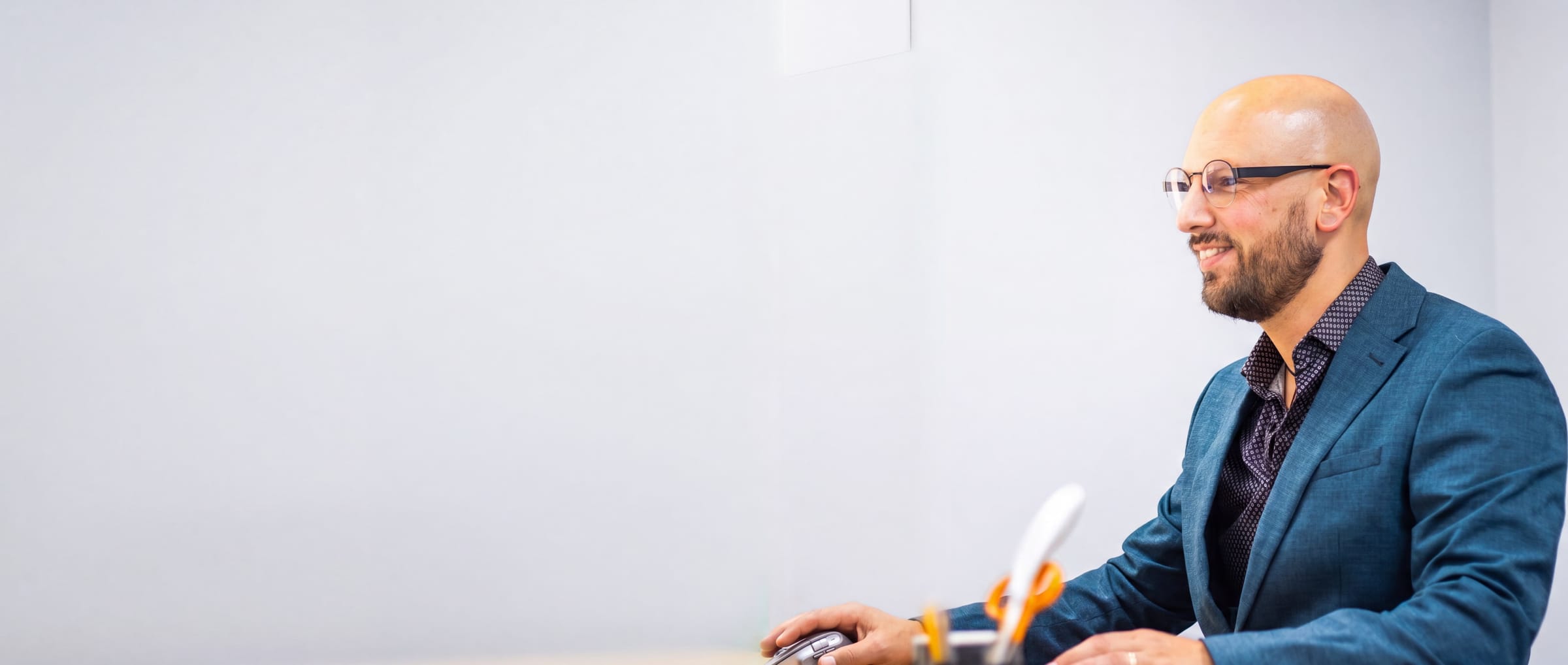 Adviseur van Selus lacht achter zijn bureau tijdens het werk